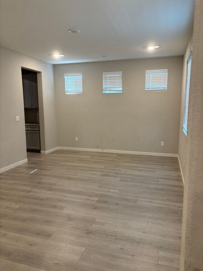 Building Photo - 3180 Edgeview Dr