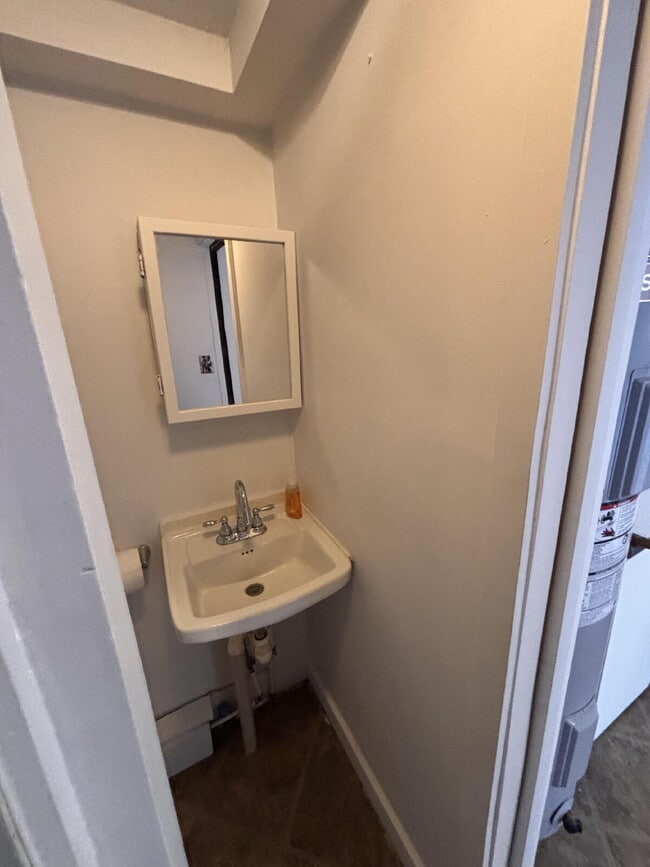 Building Photo - Large 1BR / 1Office/BR / 1BA Apartment – Near Downtown Bath!