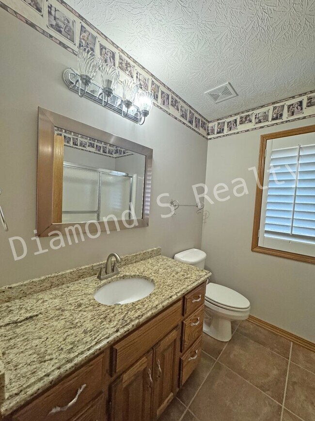 Building Photo - Gorgeous Custom All Brick Home in Fox Grap...
