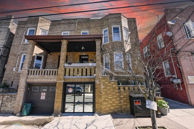 Building Photo - 1402 8th St