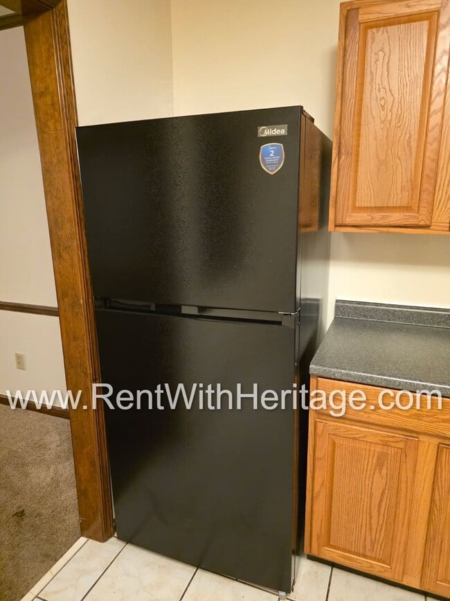 Building Photo - Amazing 2 bedroom, 1.5 bath townhome/ Great Roommate Floorplan / Great Location