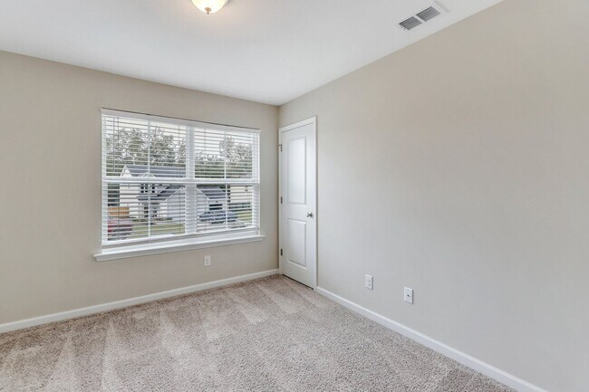 Building Photo - 4 Bed/2.5 Bath in The Commons