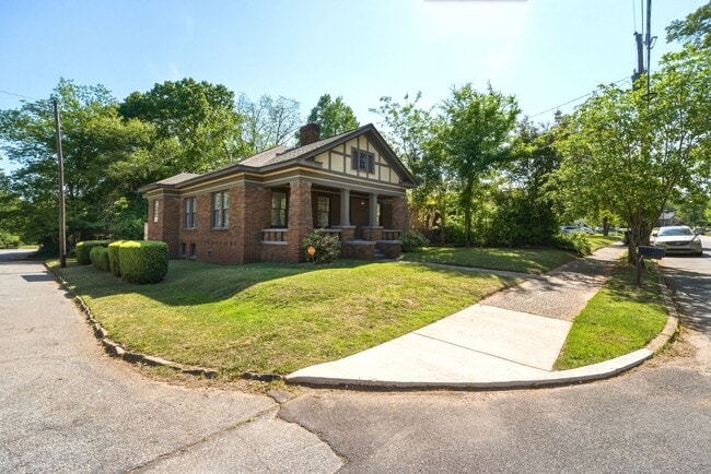 Building Photo - 506 Mellview Ave SW