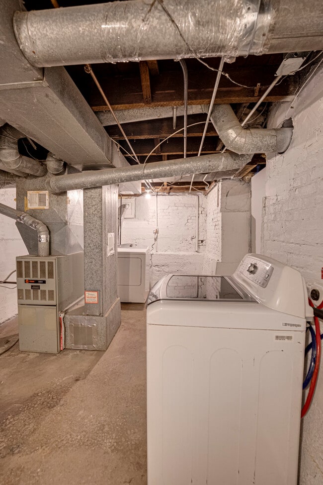 Building Photo - 373 Cedar St