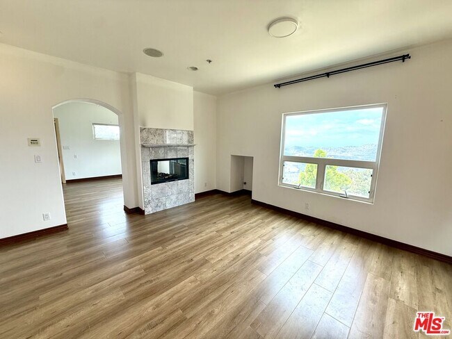 Building Photo - 10827 Pacific View Dr
