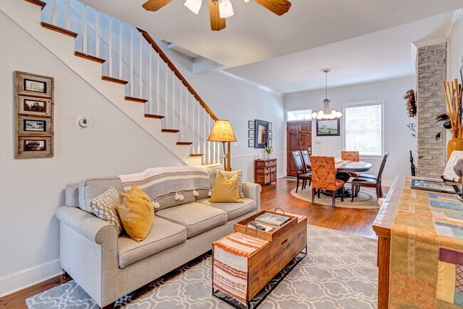 Building Photo - 513 E Harris St