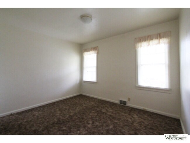 Building Photo - Clean, quiet and comfortable!!