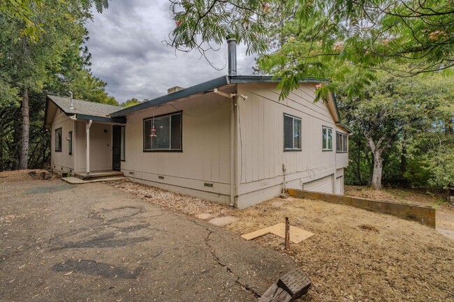 Building Photo - Large 2 Bedroom Home