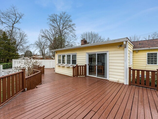 Building Photo - Easy one level living on a 1/3 acre corner lot!