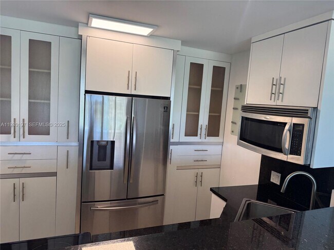 Building Photo - 100 Bayview Dr