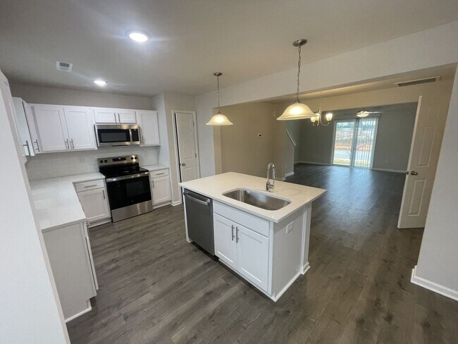 Building Photo - 3 bd 2.5 ba townhome