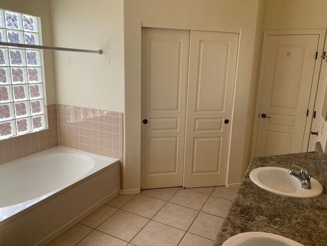 Building Photo - 4BD/2BA/2CG 1900 sf in Canyon de Flores subdivision, Sierra Vista, AZ