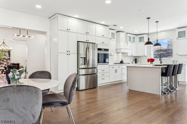 Building Photo - 648 E Broad St