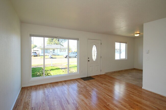 Building Photo - 4736 SE 99th Ave