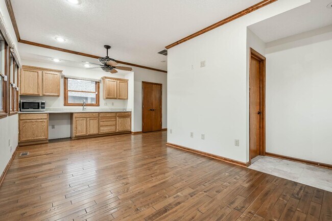 Building Photo - 1108 Redwood Dr