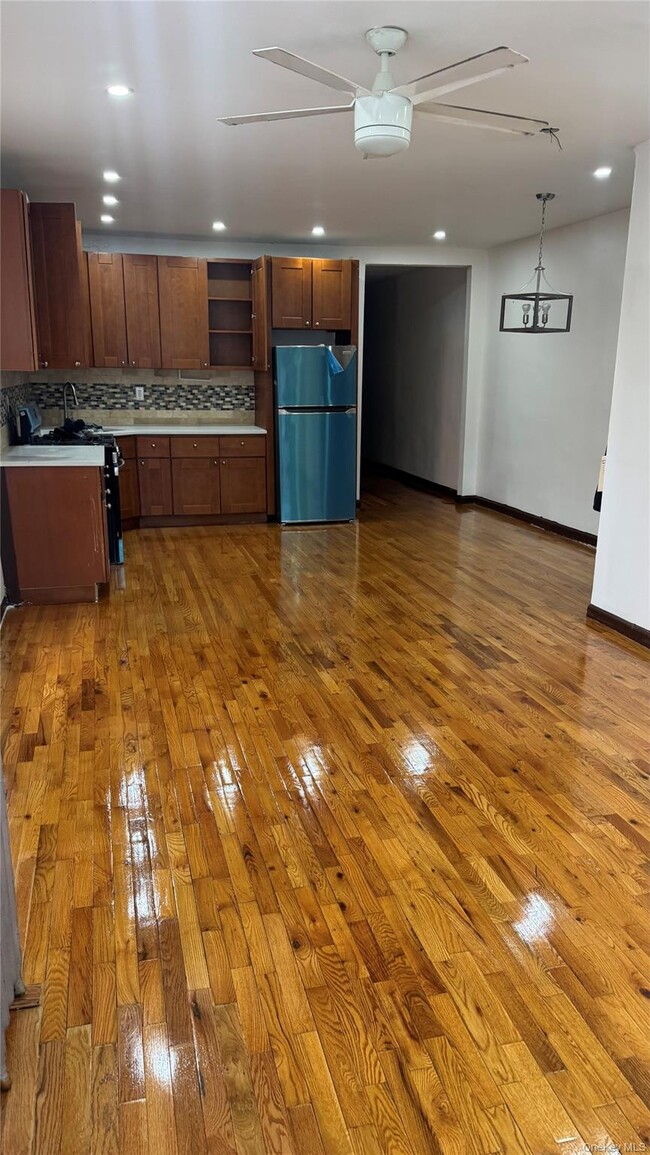 Building Photo - 686 E 98th St