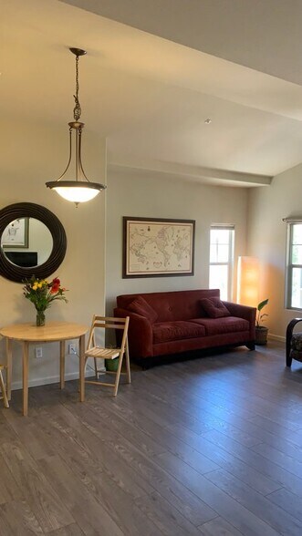 Building Photo - 416 N Cloverdale Blvd