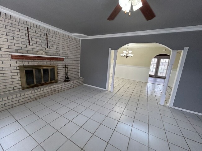 Building Photo - 609 E 6th St