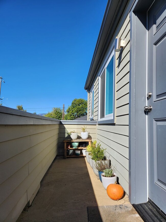 Building Photo - 627 Branch St