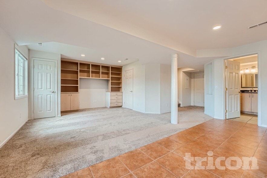 Building Photo - 8566 S Lewis Way