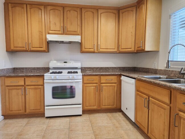 Building Photo - Check out this cozy 2-bedroom, 1-bathroom apartment located in the heart of Mountain View!