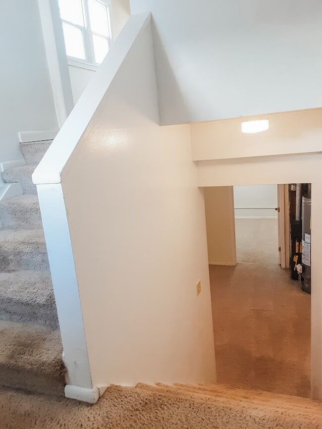 Building Photo - PET FRIENDLY 3 BED/ 2 BATH WITH GARAGE