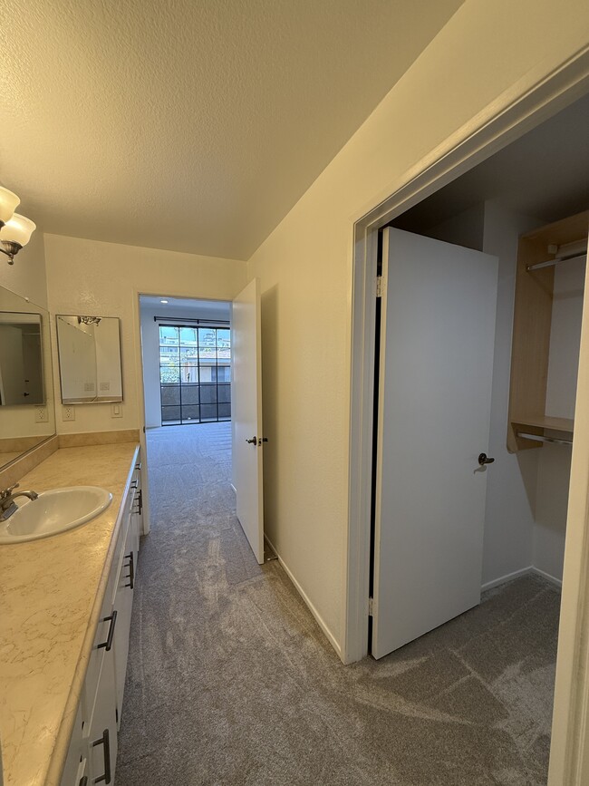 Building Photo - 221 S Oak Knoll Ave