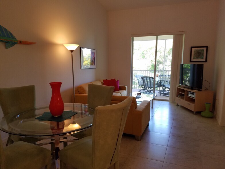 Building Photo - 4240 Central Sarasota Pky