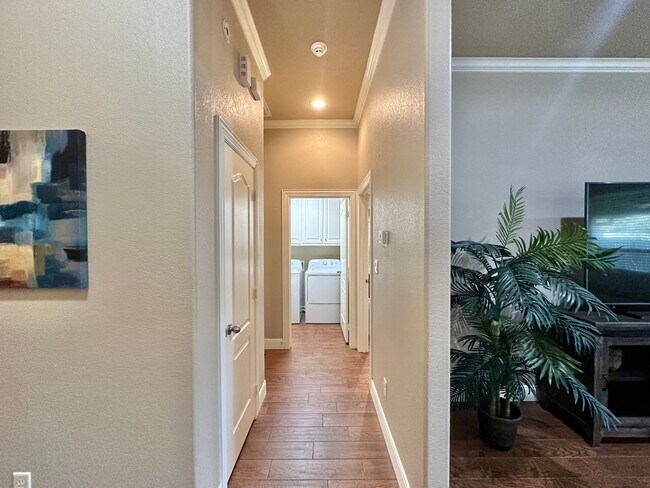 Building Photo - Stunning 3 Bed 2 Bath in Flint!