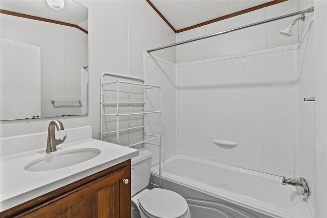 Building Photo - 15930 Pine St