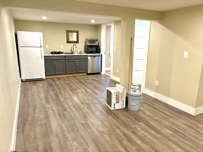 Building Photo - Portsmouth Neighborhood Updated 3-Story Ho...