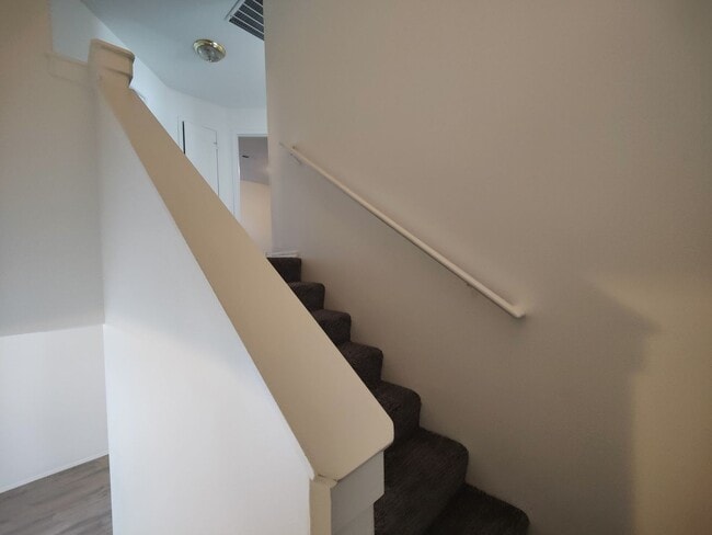 Building Photo - Spacious 3 bedroom 2.5 Bath Townhouse with...