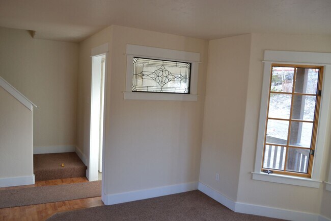 Building Photo - Oak Street Duplex