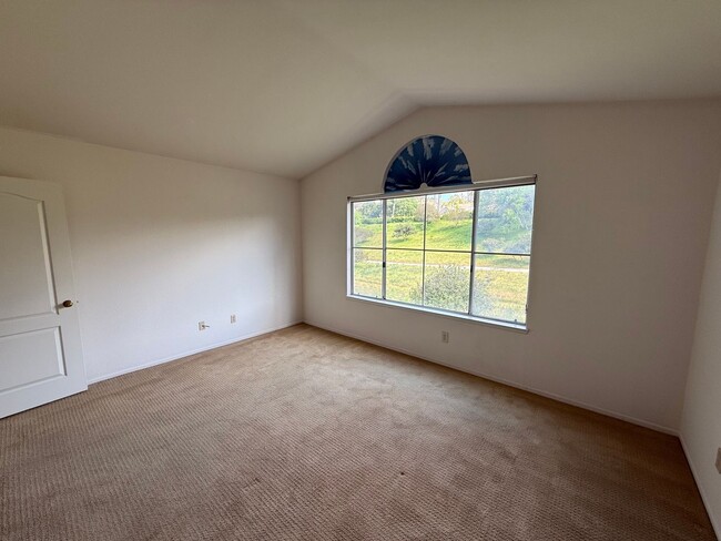 Building Photo - Beautiful 2 Bed, 2.5 Bath Two-Story Townho...