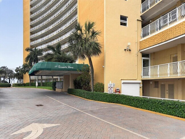 Building Photo - 328 N Ocean Blvd