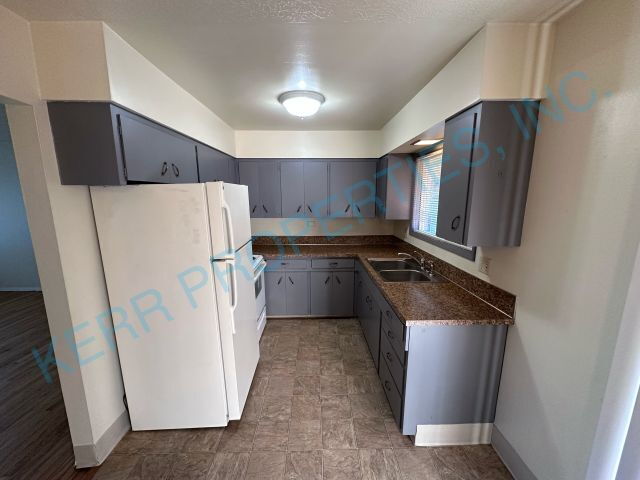 Building Photo - Charming 2-Bedroom Multiplex in the Heart of Portland - A Must-See!