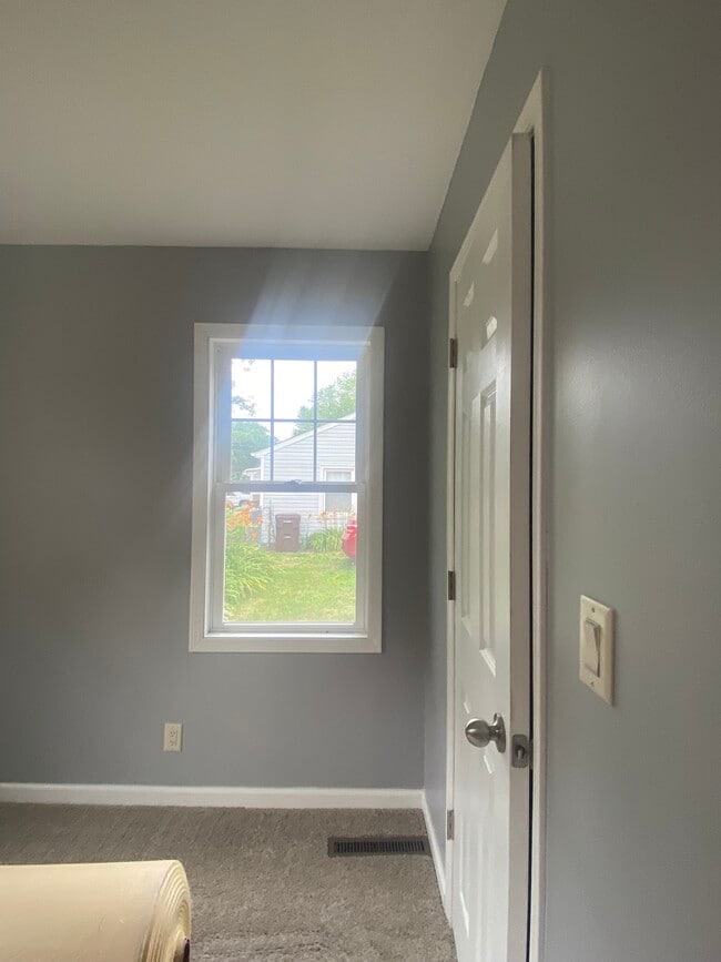 Building Photo - 408 E Broadwell St