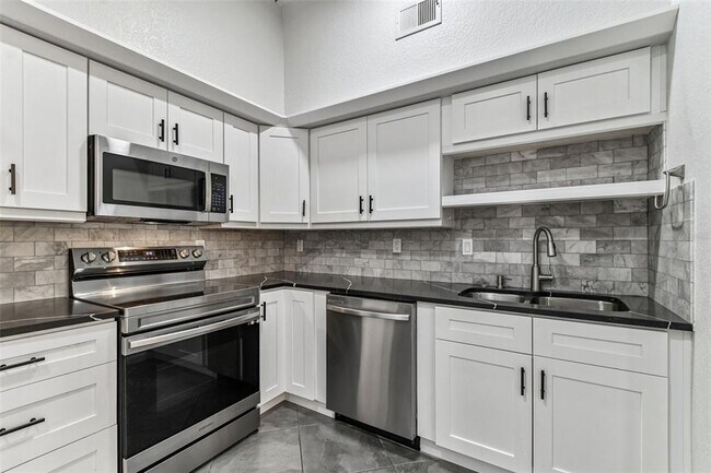 Building Photo - 2421 W Horatio St