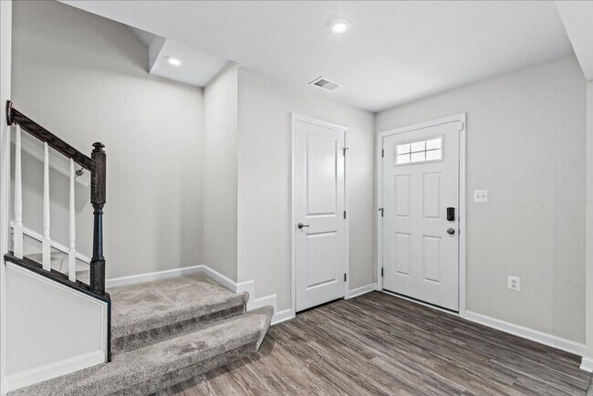 Building Photo - Elegant Townhome Close to I-95 and Downtow...