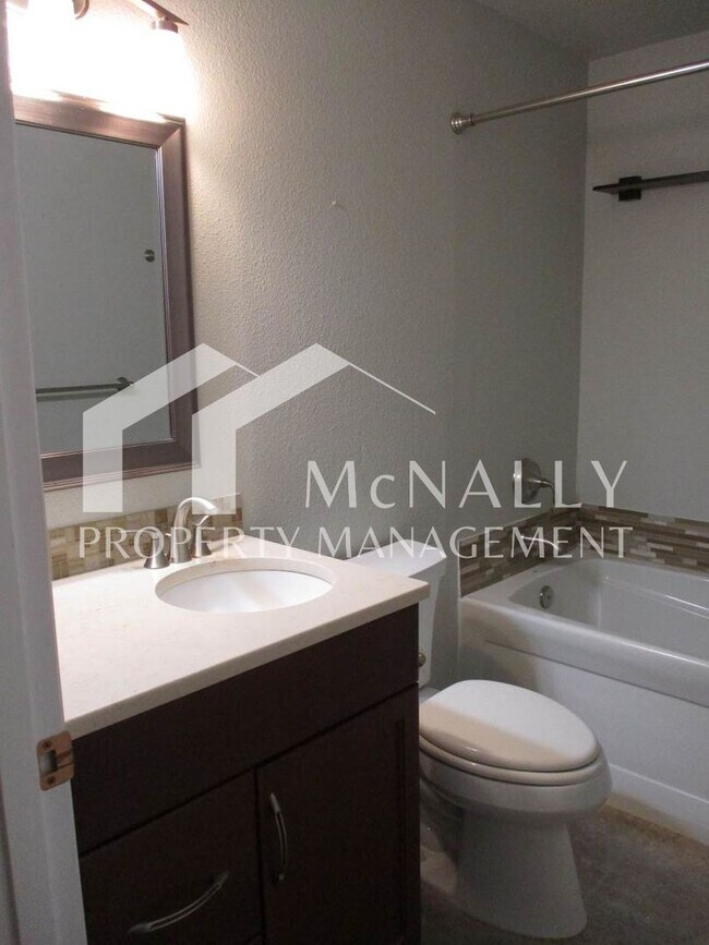 Building Photo - Spacious 3 Bedroom, 2.75 Bathroom Condo in Gig Harbor
