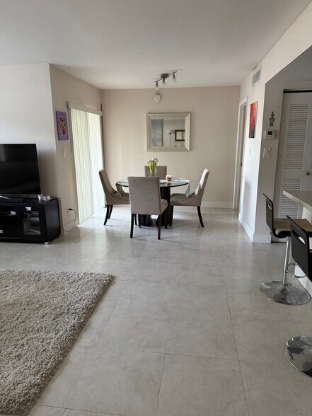 Dining room - 610 S Park Rd