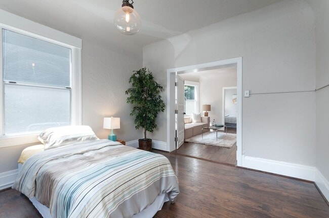 Large bedroom - 2912 Harper Street