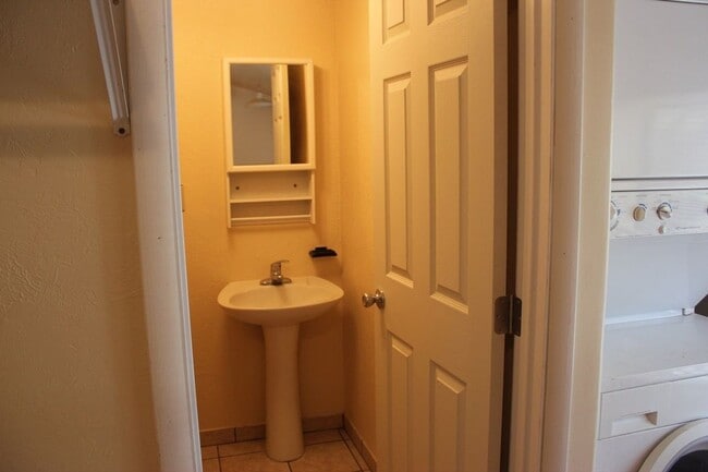 Building Photo - 1221 1/2 E Lewis St, Livingston MT 59047