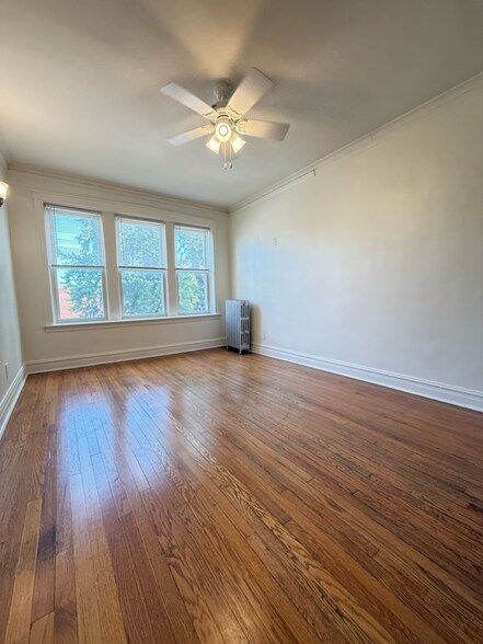 Building Photo - 3235 W Dickens Ave
