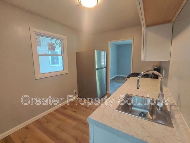 Building Photo - 2309 Del Plain Ave