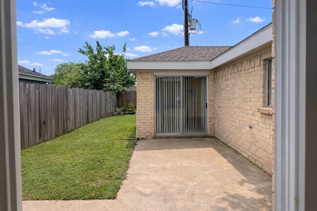 Building Photo - 2210 Sunset Trail