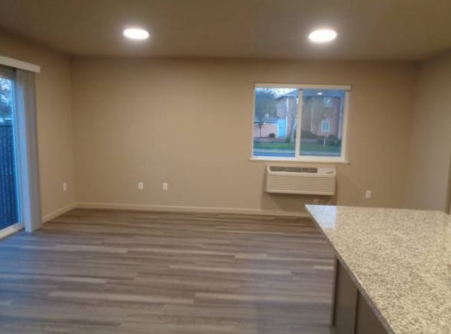 Building Photo - 3 Bedroom Duplex Close to Shopping and Schools!