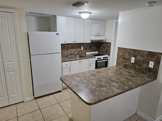 Building Photo - 15027 Coconut Ct