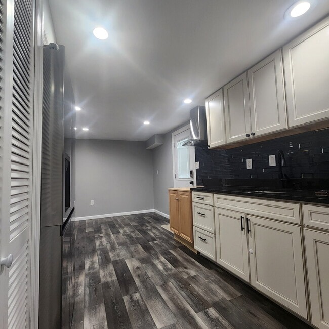 Building Photo - "Charming 2-Bed Basement Apartment with Hardwood Floors in Clinton, MD!"