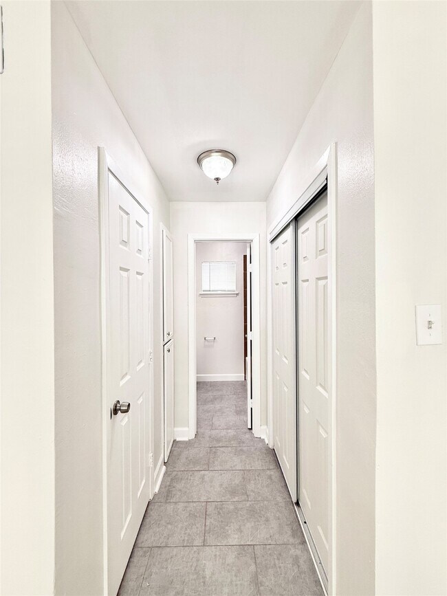 Building Photo - 1141 N Durham Dr